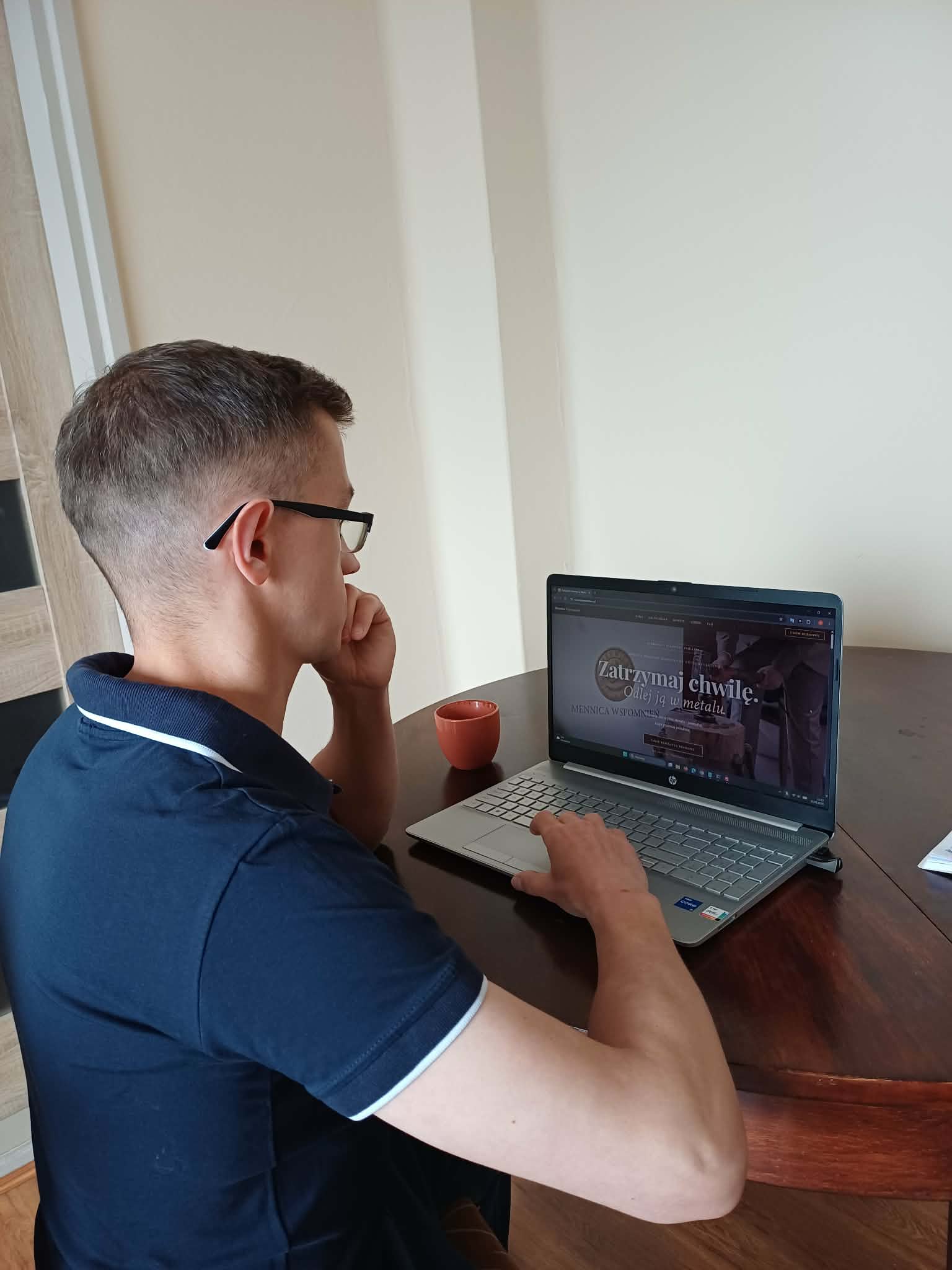Michał Kuna przy pracy nad stroną klienta eventowego - Event Premium